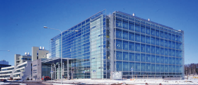 <!-- FldStartCAPTION -->Helsingin yliopiston Biokeskus 3:n ikkunakalvoksi valittiin nano-teknologiaa hyödyntävä 3M  Prestige  -auringonsuojakalvo,  joka  ei  muuta  rakennuksen  ilmettä,  mutta  alentaa  merkittä - västi lämpökuormaa.<!-- FldEndCAPTION -->