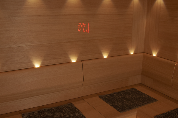 Aspectu on LED-valoin toteutettu saunan lämpö- ja kosteusmittari
