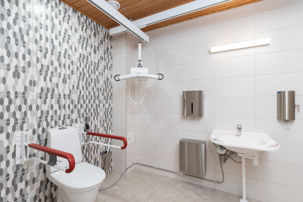 Esteettömät kylpyhuoneet ja kattopotilasnostimet