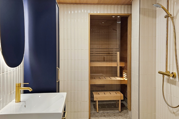 Liune Door - saunaovi yksityiskohtana kylpyhuoneen sisustuksessa