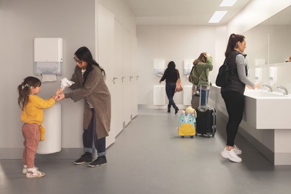 Luo kaikille käyttäjille toimiva saniteettitila Tork-annostelijoilla