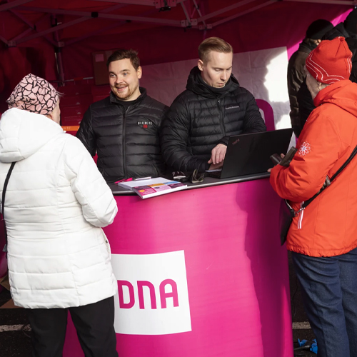 Ristikukkulan taloyhtiössä vedettiin netti uusiksi ja juhlittiin koko taloyhtiön voimin