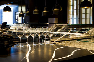 Scandic Grand Central Helsinki  on yksi Suomen suurimmista hotelleista,  jossa Silestone® Eternal Marquina tasot ovat näyttävästi esillä Brasserie Grand -ravintolassa ja Bar G:ssä