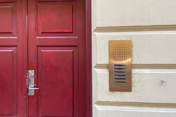 Upouusi Siedle Classic -ovipuhelinjärjestelmä koristaa julkisivuja Vesterbron kaupunginosassa Kööpenhaminassa.